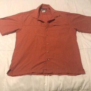 Columbia men’s Breathable short sleeve shirt medium in a burnt orange w designs